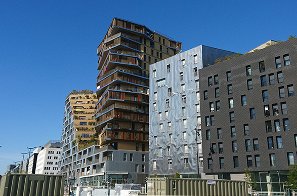 真ん中に立つ一番高いマンションが、2015年にパリ13区に完成した高さ50mの集合住宅「ホーム」。本を積み重ねたようなデザインです。周辺にも次々と個性的なデザインのマンションが建設されています。